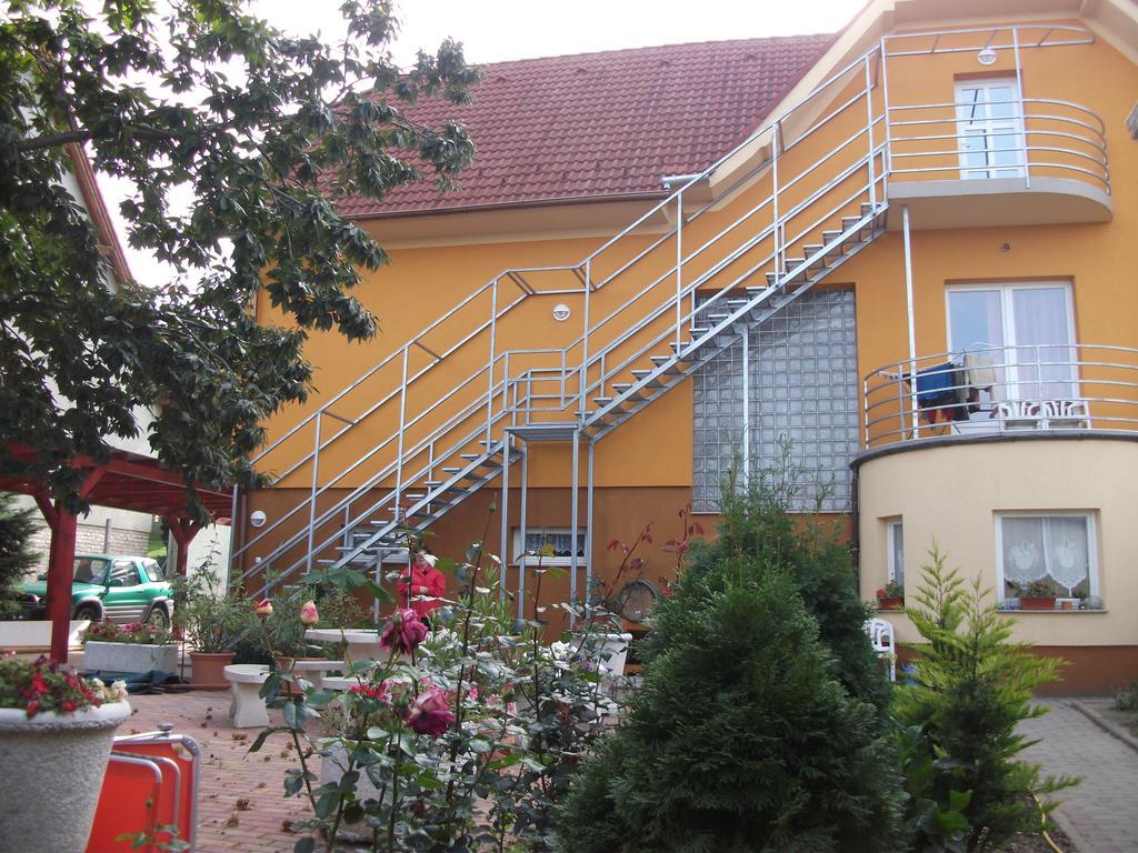 Jóbor Vendégház Győrújbarát Exterior foto
